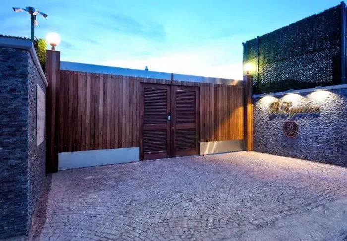 B. Equine Range בית חווה